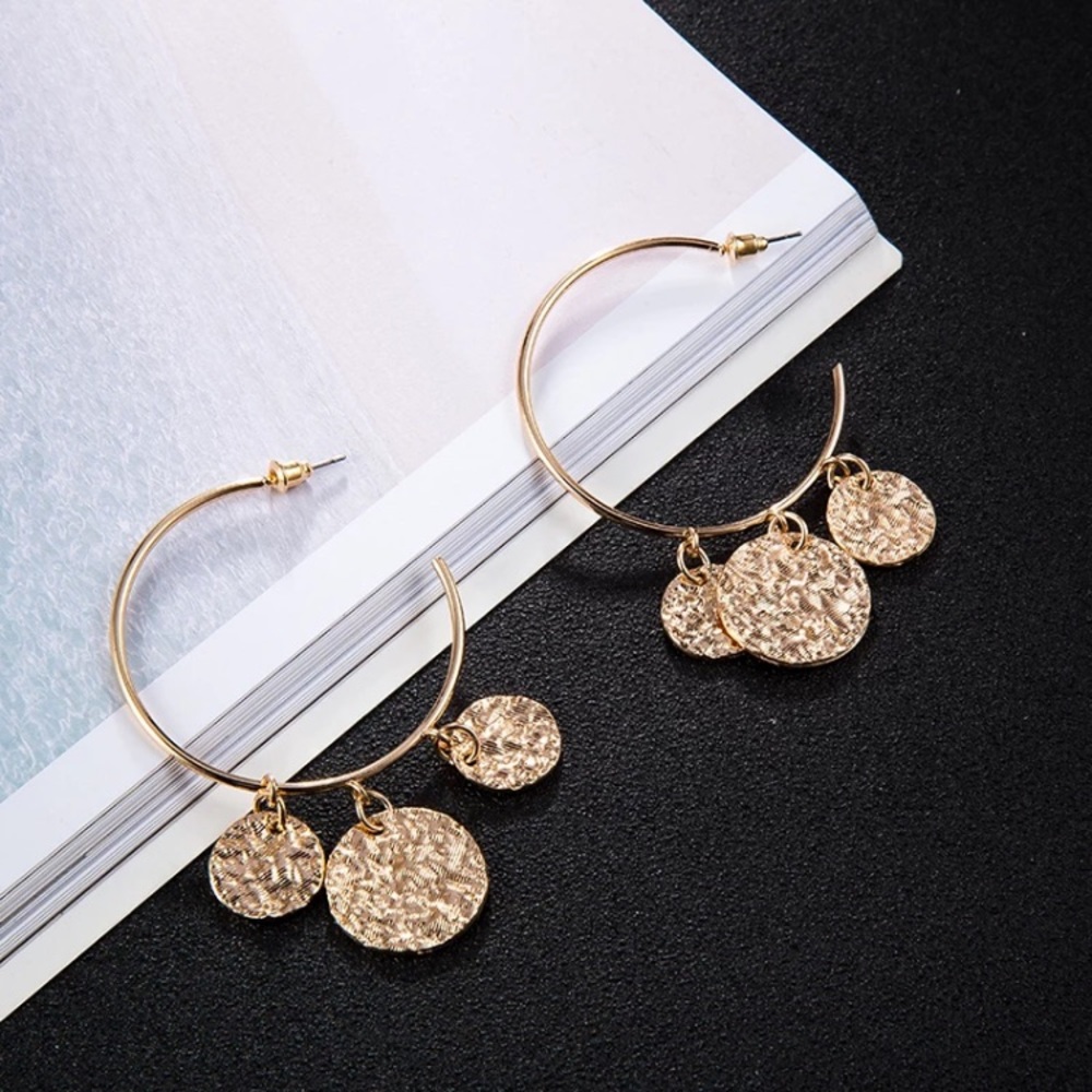 ⚜️[𝟯/$𝟮𝟴]⚜️Big Gold Coin Posh Hoop Earrings NEW - Picture 5 of 9